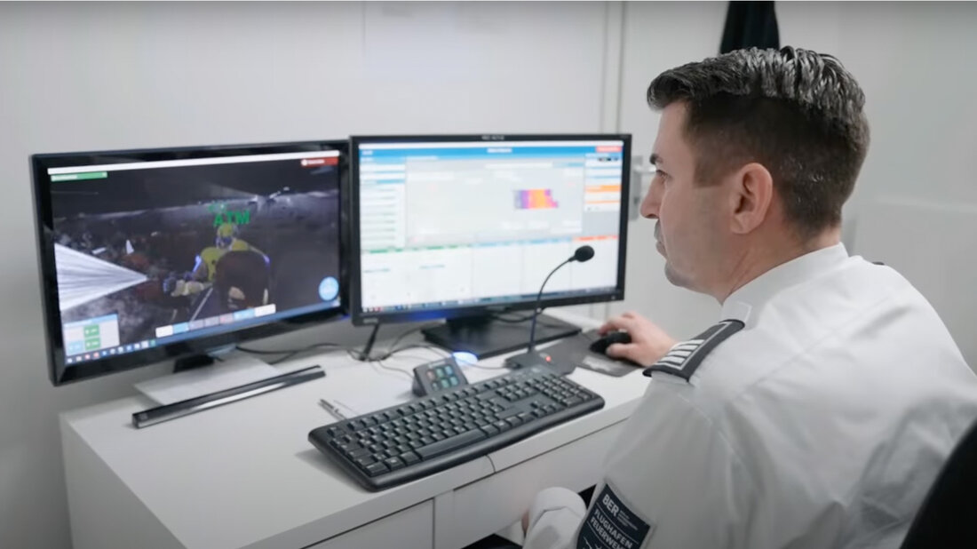 Helge Schill watches a training session in virtual reality on a computer screen.