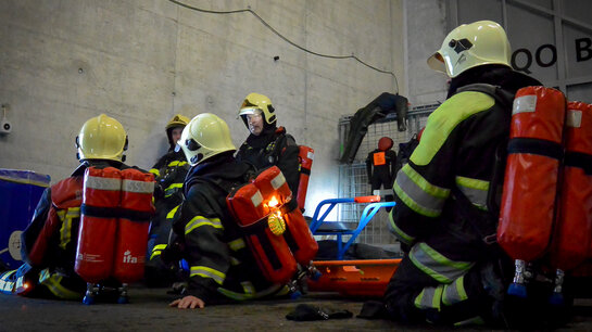 Erschöpfte Feuerwehrangehörige nach einer Übung