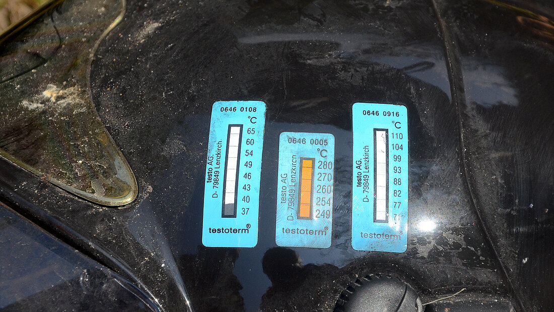 Evaluation of the heat load in a tunnel fire Firefighter helmet with thermal stickers to determine the temperatures and thus the heat load in a tunnel fire