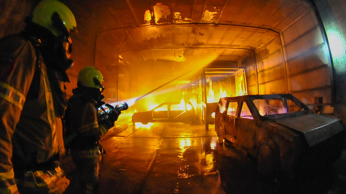 Training der Strukturkühlung im Übungstunnel der International Fire Academy