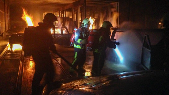 Feuerwehrangehörige üben den Löschangriff in einem Tunnel