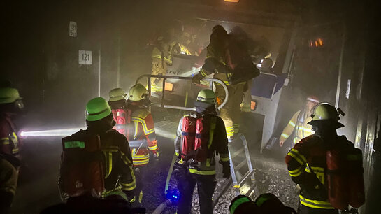 Feuerwehrangehörige üben das Retten aus einem Triebwagen im Tunnel