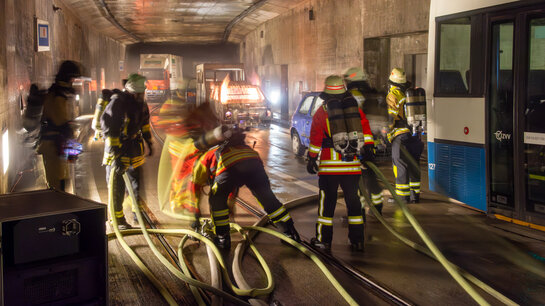 Löschangriff im Strassen-Übungstunnel