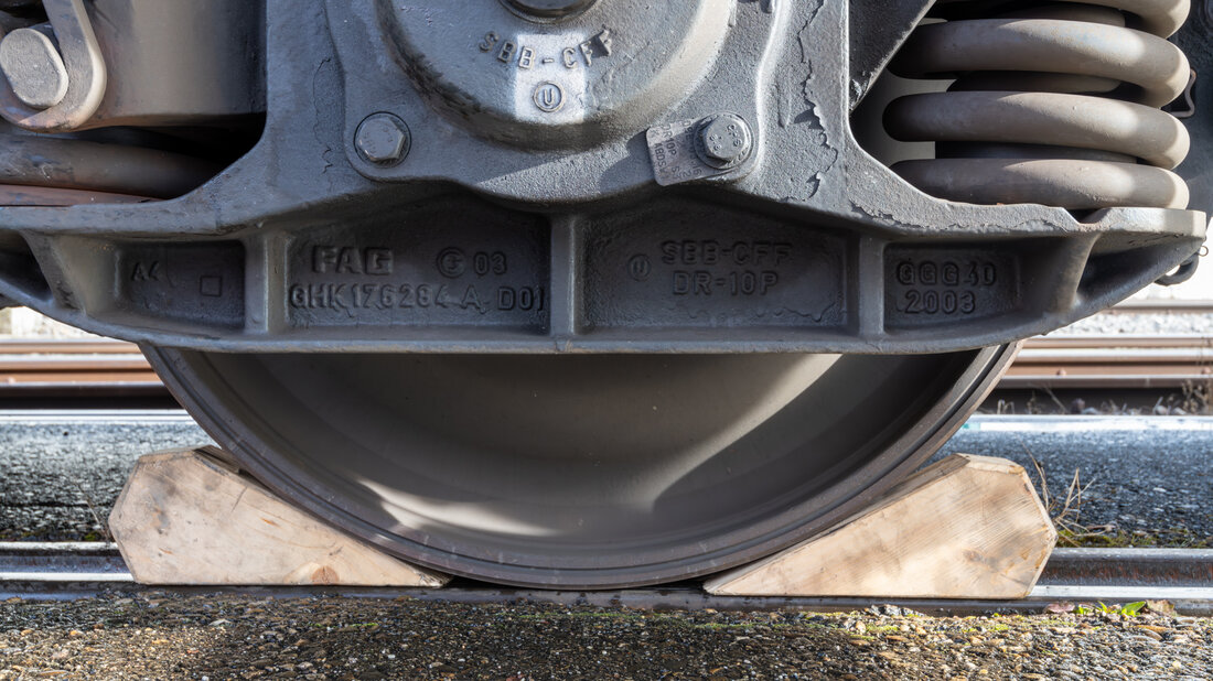 Emergency immobilisation of a railway car with wooden wedges