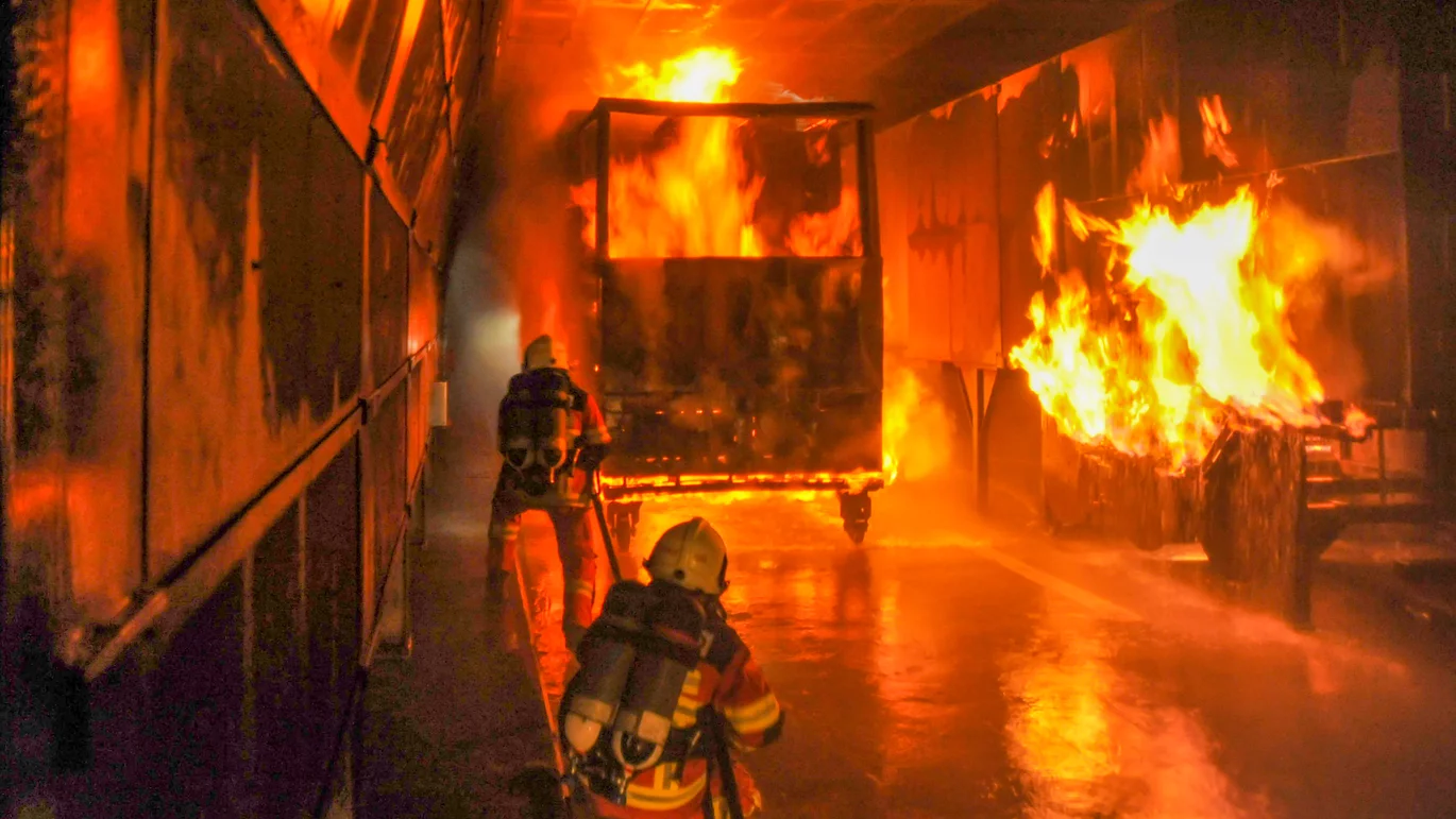 Scenario with two burning lorries in the training tunnel in Lungern Fire attack in a training tunnel with two burning lorries