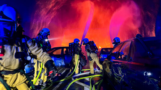 Feuerwehrangehörige üben den Löschangriff im Tunnel