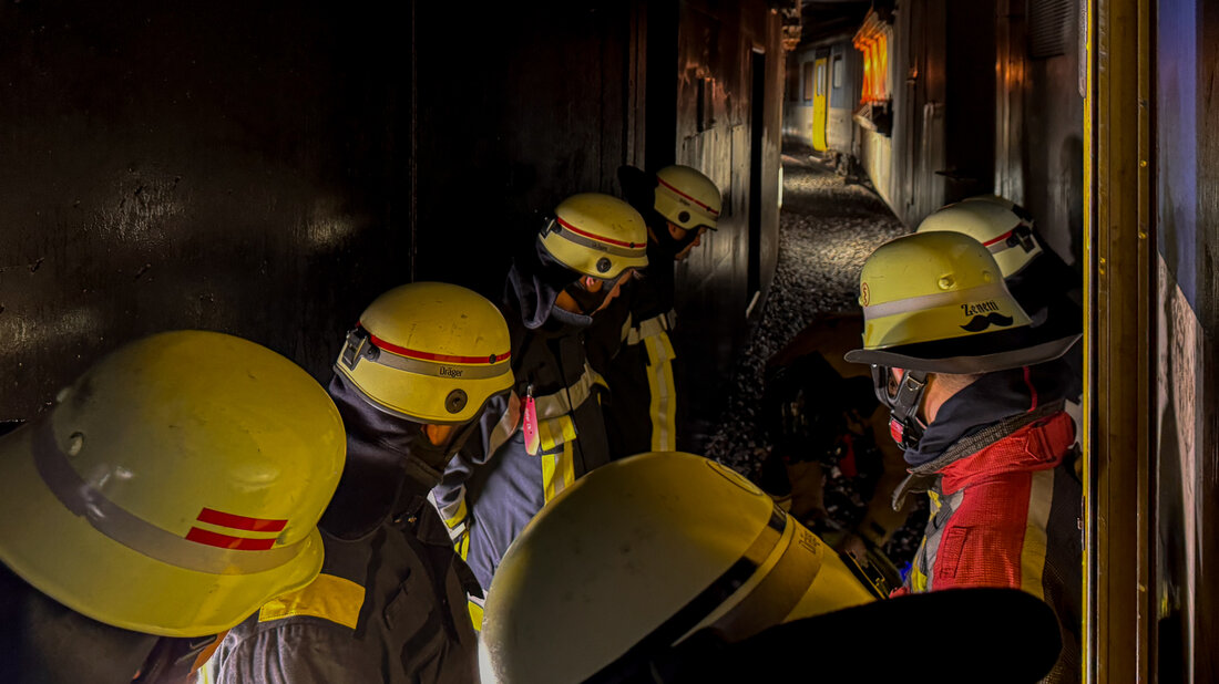 Feuerwehrangehörige bei der Ausbildung im Bahn-Übungstunnel