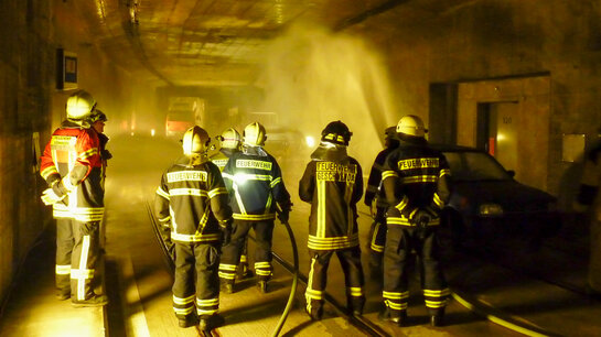 Feuerwehrangehörige trainieren im Strassen-Übungstunnel