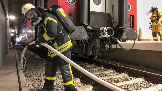 Feuerwehrangehörige bauen eine Löschwasserversorgung auf