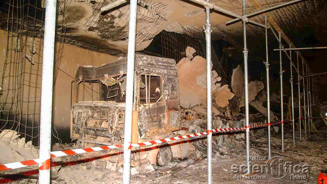 Blick in den Gotthard Strassentunnel nach dem Brand am 24. Oktober 2001