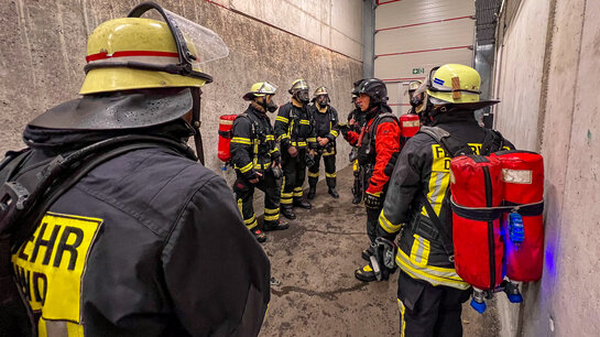 Besprechung einer Übung durch den Instruktor der International Fire Academy