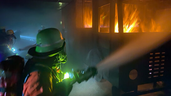 Feuerwehrangehörige trainieren den Löschangriff im Strassen-Übungstunnel