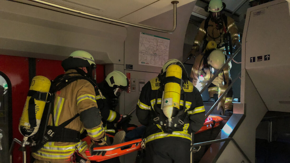 Feuerwehrangehörige üben das Retten einer Person in einem Doppelstockwagen der Eisenbahn