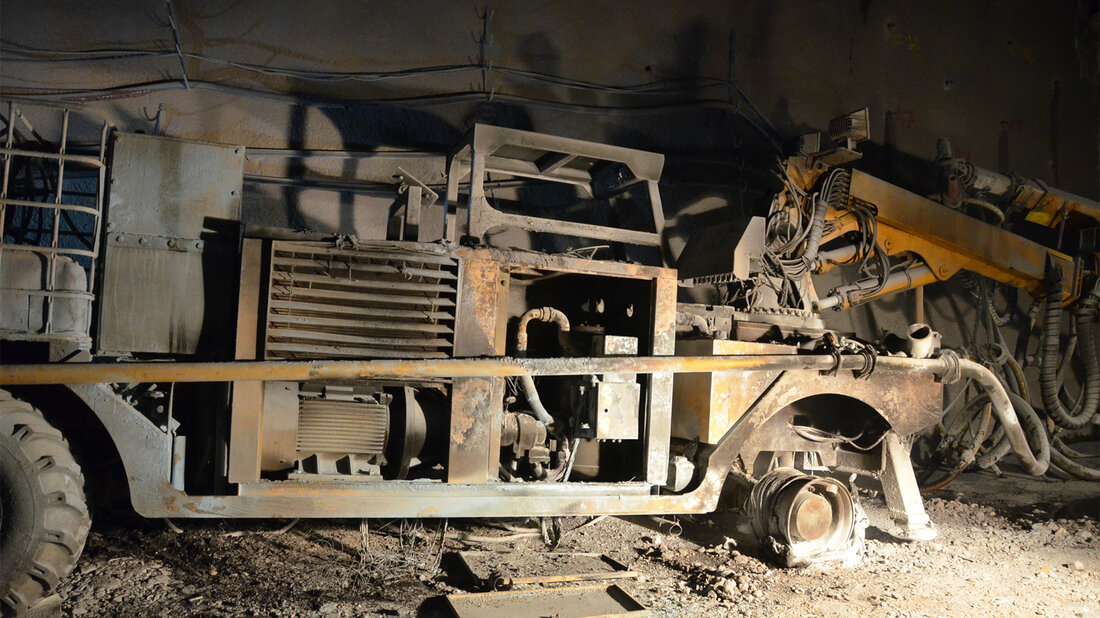 Foto der Betonspritzmaschine nach dem Brand im Tunnel