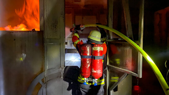 Feuerwehrangehörige üben die Brandbekämpfung im Fahrzeuginnern