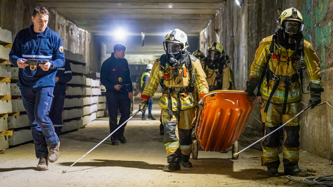 Firefighters are on their way to an experiment in a tunnel. © David Baatzsch