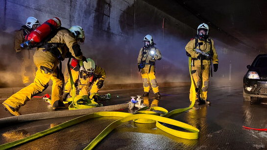 Vorbereitung auf den Löschangriff im Tunnel