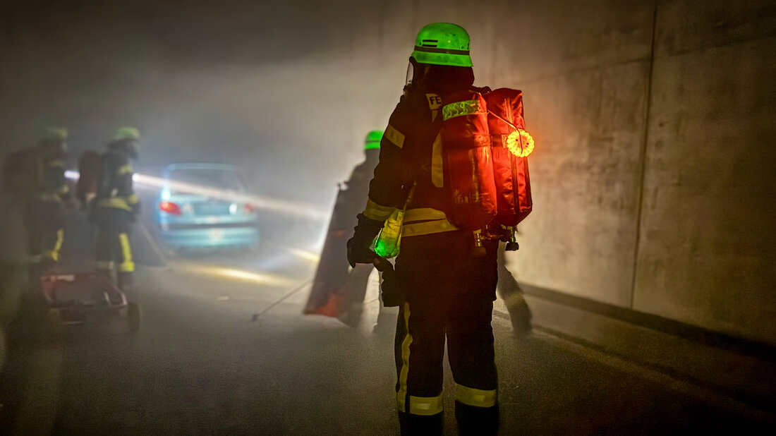 Feuerwehrangehörige üben die Personensuche im verrauchten Tunnel