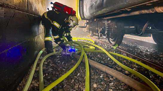 Feuerwehrmann platziert eine Markierleuchte