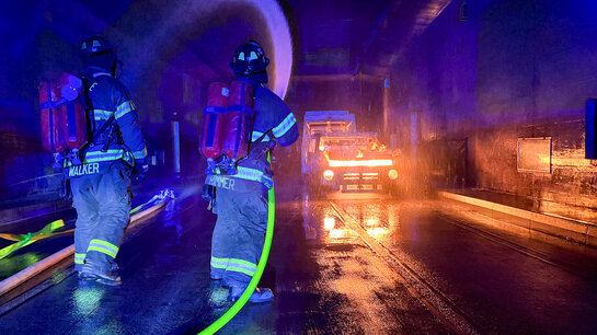 Üben der Löschtechniken im Tunnel