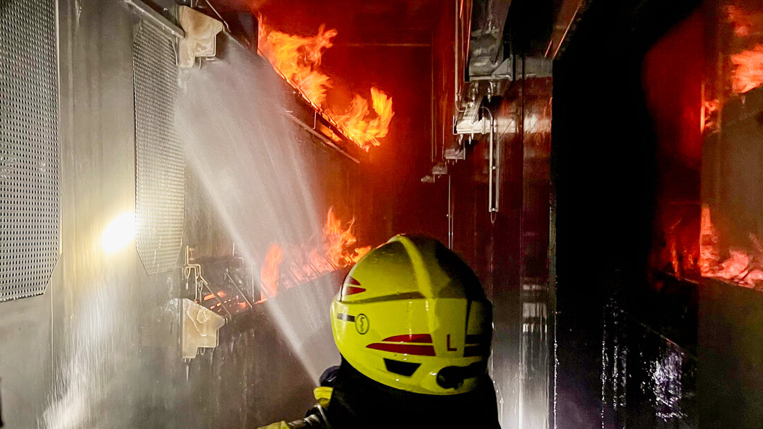 Heissbrandstelle im Einsatz: Feuerwehrangehöriger beim Löschangriff im Bahn-Übungstunnel